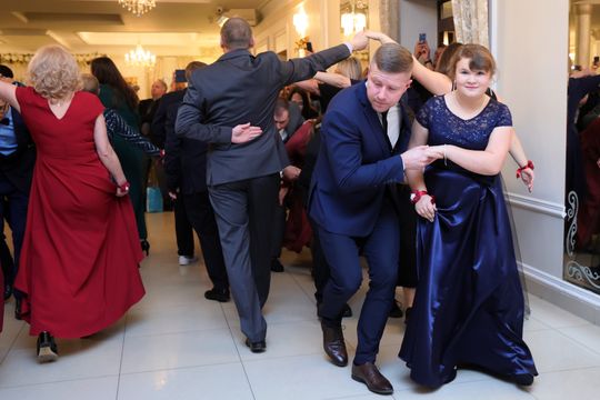Bal 8 klas szkoły podstawowej nr 26 imienia Janusz Korczaka. Zobacz zdjęcia z poloneza.