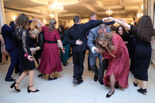 Bal 8 klas szkoły podstawowej nr 26 imienia Janusz Korczaka. Zobacz zdjęcia z poloneza.