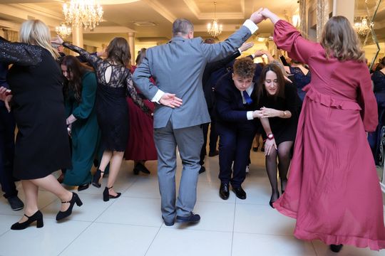 Bal 8 klas szkoły podstawowej nr 26 imienia Janusz Korczaka. Zobacz zdjęcia z poloneza.