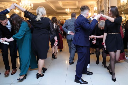 Bal 8 klas szkoły podstawowej nr 26 imienia Janusz Korczaka. Zobacz zdjęcia z poloneza.