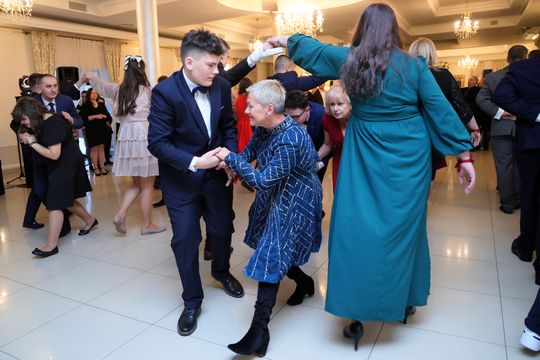 Bal 8 klas szkoły podstawowej nr 26 imienia Janusz Korczaka. Zobacz zdjęcia z poloneza.
