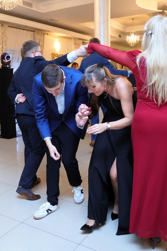 Bal 8 klas szkoły podstawowej nr 26 imienia Janusz Korczaka. Zobacz zdjęcia z poloneza.