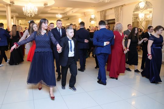 Bal 8 klas szkoły podstawowej nr 26 imienia Janusz Korczaka. Zobacz zdjęcia z poloneza.