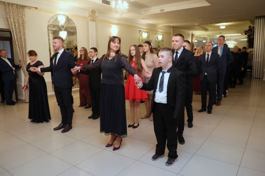 Bal 8 klas szkoły podstawowej nr 26 imienia Janusz Korczaka. Zobacz zdjęcia z poloneza.