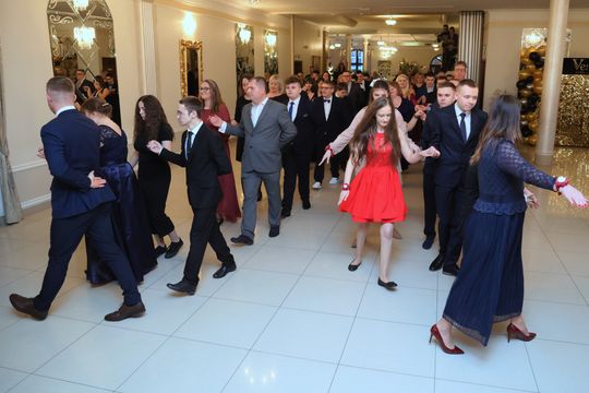 Bal 8 klas szkoły podstawowej nr 26 imienia Janusz Korczaka. Zobacz zdjęcia z poloneza.