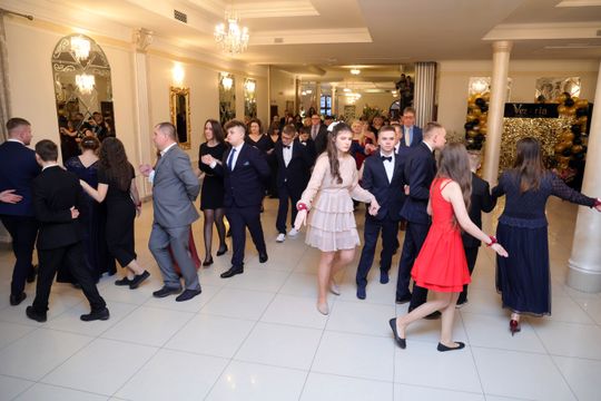 Bal 8 klas szkoły podstawowej nr 26 imienia Janusz Korczaka. Zobacz zdjęcia z poloneza.