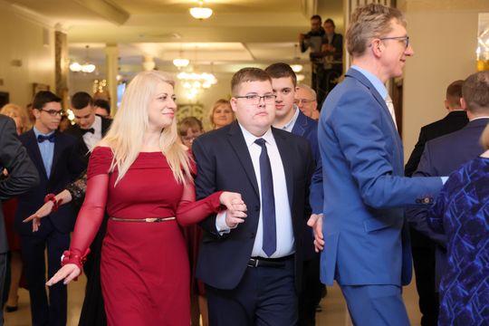 Bal 8 klas szkoły podstawowej nr 26 imienia Janusz Korczaka. Zobacz zdjęcia z poloneza.