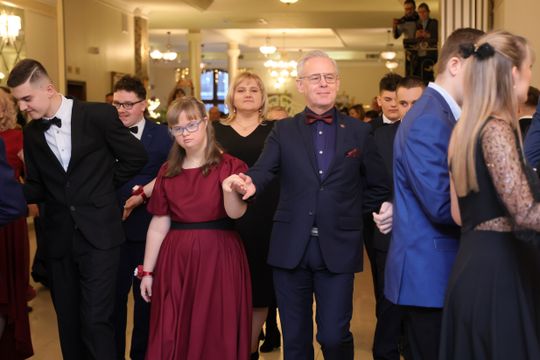 Bal 8 klas szkoły podstawowej nr 26 imienia Janusz Korczaka. Zobacz zdjęcia z poloneza.
