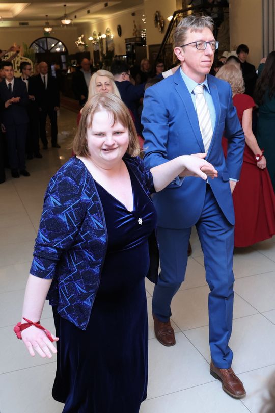 Bal 8 klas szkoły podstawowej nr 26 imienia Janusz Korczaka. Zobacz zdjęcia z poloneza.