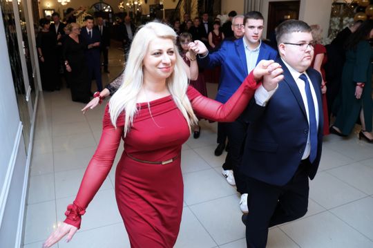 Bal 8 klas szkoły podstawowej nr 26 imienia Janusz Korczaka. Zobacz zdjęcia z poloneza.