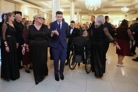 Bal 8 klas szkoły podstawowej nr 26 imienia Janusz Korczaka. Zobacz zdjęcia z poloneza.