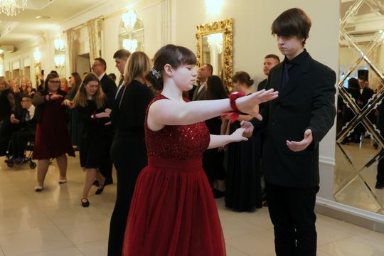 Bal 8 klas szkoły podstawowej nr 26 imienia Janusz Korczaka. Zobacz zdjęcia z poloneza.