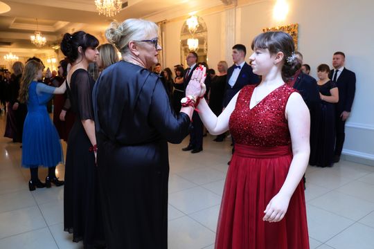 Bal 8 klas szkoły podstawowej nr 26 imienia Janusz Korczaka. Zobacz zdjęcia z poloneza.