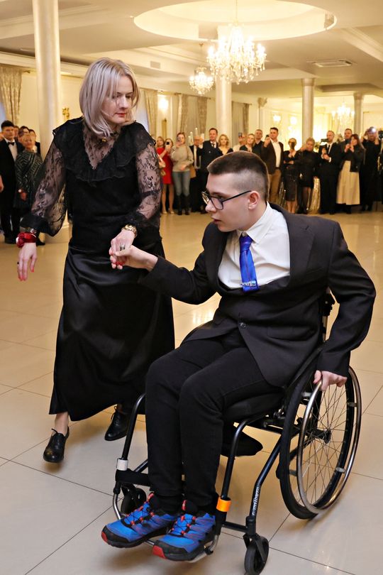 Bal 8 klas szkoły podstawowej nr 26 imienia Janusz Korczaka. Zobacz zdjęcia z poloneza.