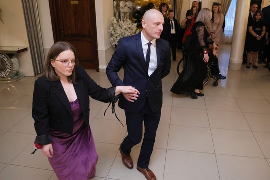 Bal 8 klas szkoły podstawowej nr 26 imienia Janusz Korczaka. Zobacz zdjęcia z poloneza.