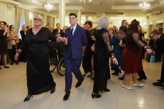 Bal 8 klas szkoły podstawowej nr 26 imienia Janusz Korczaka. Zobacz zdjęcia z poloneza.