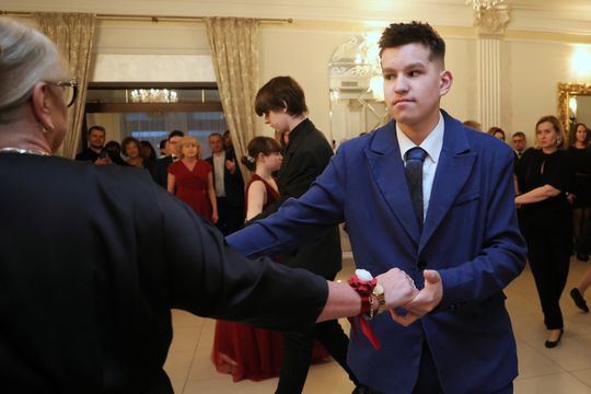 Bal 8 klas szkoły podstawowej nr 26 imienia Janusz Korczaka. Zobacz zdjęcia z poloneza.