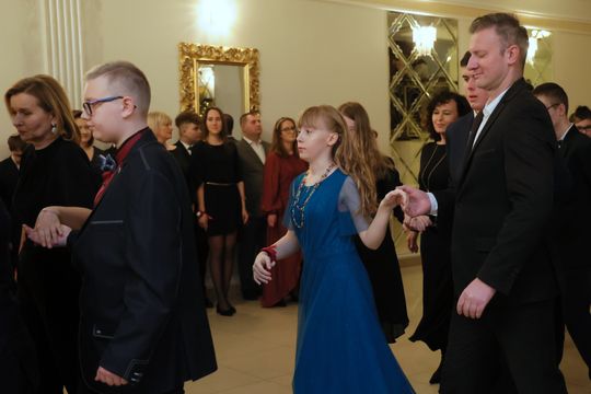 Bal 8 klas szkoły podstawowej nr 26 imienia Janusz Korczaka. Zobacz zdjęcia z poloneza.
