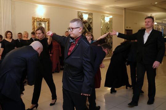 Bal 8 klas szkoły podstawowej nr 26 imienia Janusz Korczaka. Zobacz zdjęcia z poloneza.