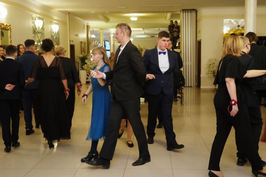 Bal 8 klas szkoły podstawowej nr 26 imienia Janusz Korczaka. Zobacz zdjęcia z poloneza.