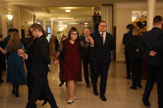 Bal 8 klas szkoły podstawowej nr 26 imienia Janusz Korczaka. Zobacz zdjęcia z poloneza.