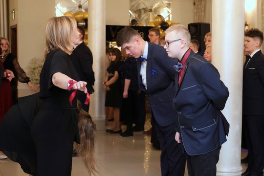 Bal 8 klas szkoły podstawowej nr 26 imienia Janusz Korczaka. Zobacz zdjęcia z poloneza.