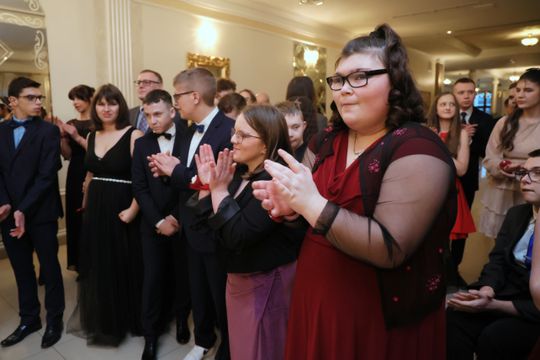 Bal 8 klas szkoły podstawowej nr 26 imienia Janusz Korczaka. Zobacz zdjęcia z poloneza.