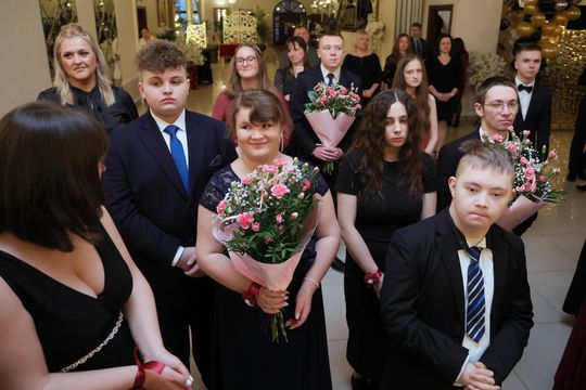 Bal 8 klas szkoły podstawowej nr 26 imienia Janusz Korczaka. Zobacz zdjęcia z poloneza.