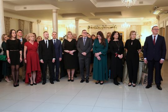 Bal 8 klas szkoły podstawowej nr 26 imienia Janusz Korczaka. Zobacz zdjęcia z poloneza.