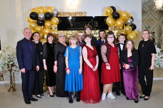 Bal 8 klas szkoły podstawowej nr 26 imienia Janusz Korczaka. Zobacz zdjęcia z poloneza.