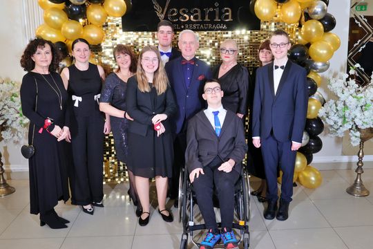 Bal 8 klas szkoły podstawowej nr 26 imienia Janusz Korczaka. Zobacz zdjęcia z poloneza.