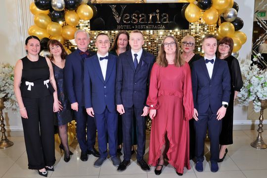 Bal 8 klas szkoły podstawowej nr 26 imienia Janusz Korczaka. Zobacz zdjęcia z poloneza.