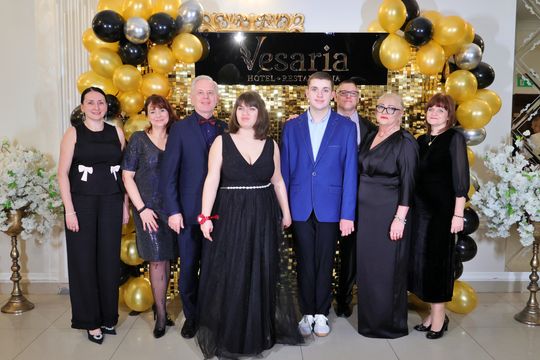 Bal 8 klas szkoły podstawowej nr 26 imienia Janusz Korczaka. Zobacz zdjęcia z poloneza.