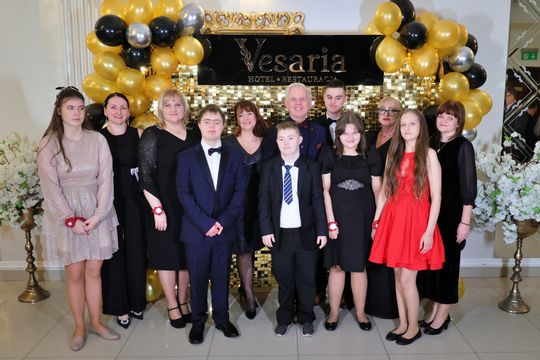 Bal 8 klas szkoły podstawowej nr 26 imienia Janusz Korczaka. Zobacz zdjęcia z poloneza.