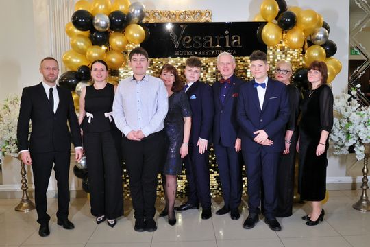 Bal 8 klas szkoły podstawowej nr 26 imienia Janusz Korczaka. Zobacz zdjęcia z poloneza.