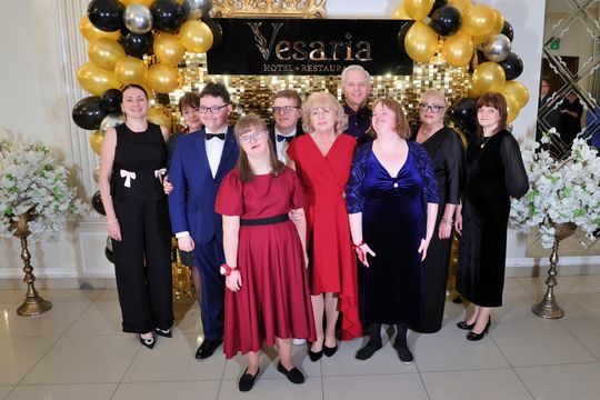 Bal 8 klas szkoły podstawowej nr 26 imienia Janusz Korczaka. Zobacz zdjęcia z poloneza.