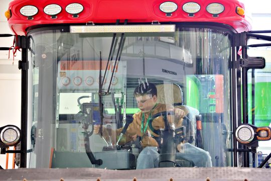 Agro - park. Pokaz nowoczesnego sprzętu rolniczego w halach Targów Lublin. 