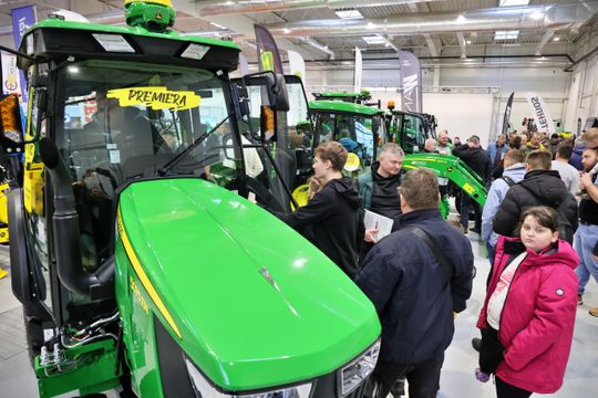Agro - park. Pokaz nowoczesnego sprzętu rolniczego w halach Targów Lublin. 