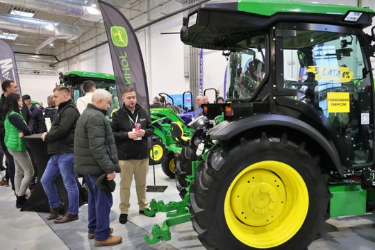 Agro - park. Pokaz nowoczesnego sprzętu rolniczego w halach Targów Lublin. 