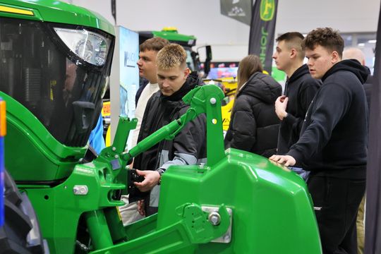 Agro - park. Pokaz nowoczesnego sprzętu rolniczego w halach Targów Lublin. 