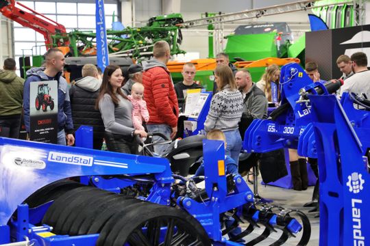 Agro - park. Pokaz nowoczesnego sprzętu rolniczego w halach Targów Lublin. 
