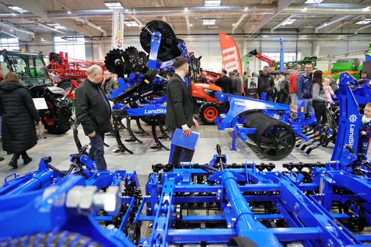 Agro - park. Pokaz nowoczesnego sprzętu rolniczego w halach Targów Lublin. 