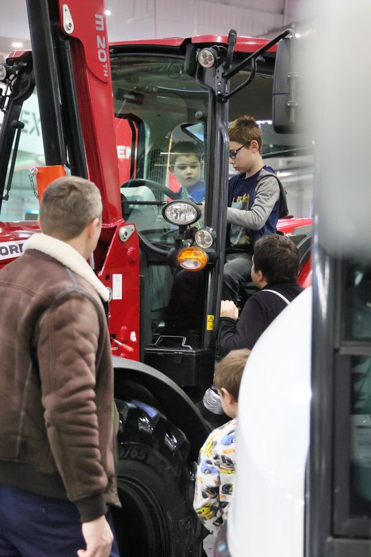 Agro - park. Pokaz nowoczesnego sprzętu rolniczego w halach Targów Lublin. 