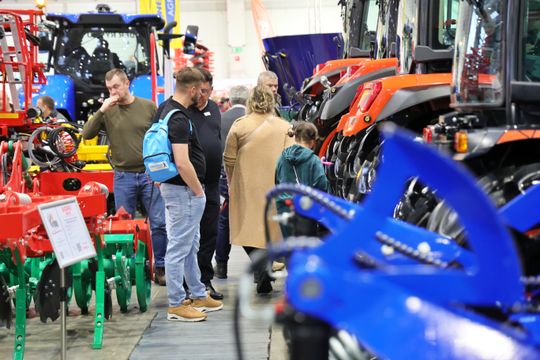 Agro - park. Pokaz nowoczesnego sprzętu rolniczego w halach Targów Lublin. 