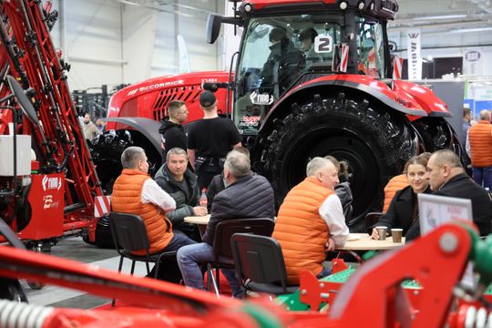 Agro - park. Pokaz nowoczesnego sprzętu rolniczego w halach Targów Lublin. 