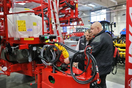 Agro - park. Pokaz nowoczesnego sprzętu rolniczego w halach Targów Lublin. 