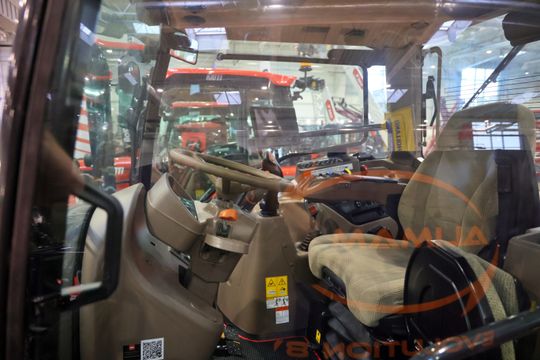 Agro - park. Pokaz nowoczesnego sprzętu rolniczego w halach Targów Lublin. 