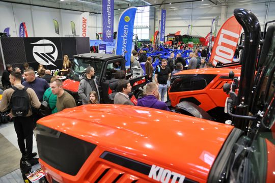Agro - park. Pokaz nowoczesnego sprzętu rolniczego w halach Targów Lublin. 