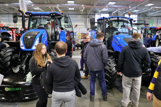 Agro - park. Pokaz nowoczesnego sprzętu rolniczego w halach Targów Lublin. 