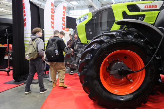 Agro - park. Pokaz nowoczesnego sprzętu rolniczego w halach Targów Lublin. 